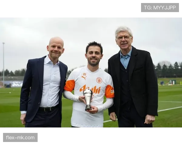 阿什拉夫入选FIFA最佳阵容,表现稳健引发足球界热议与赞誉 阿什拉夫入选FIFA最佳阵容,表现稳健引发足球界热议与赞誉