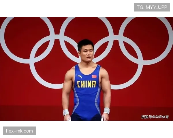 吕小军戴着那块名表跟菜市场大妈扯家常，反差感强得要命